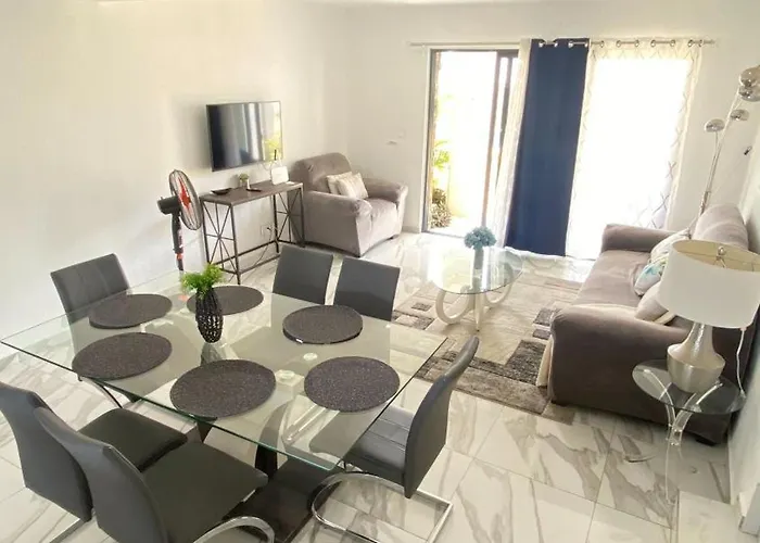 Cozy 3-Bedroom Townhouse, 10Mins Walk To Beach - Rv6