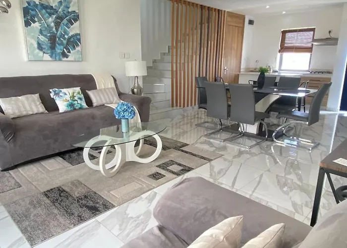 Cozy 3-Bedroom Townhouse, 10Mins Walk To Beach - Rv6