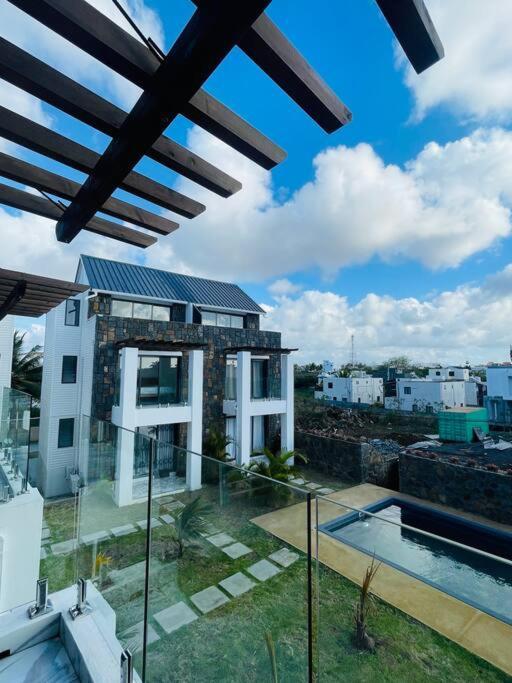 Cozy 3-bedroom Townhouse, 10mins Walk To - Rv6 Apartment *
