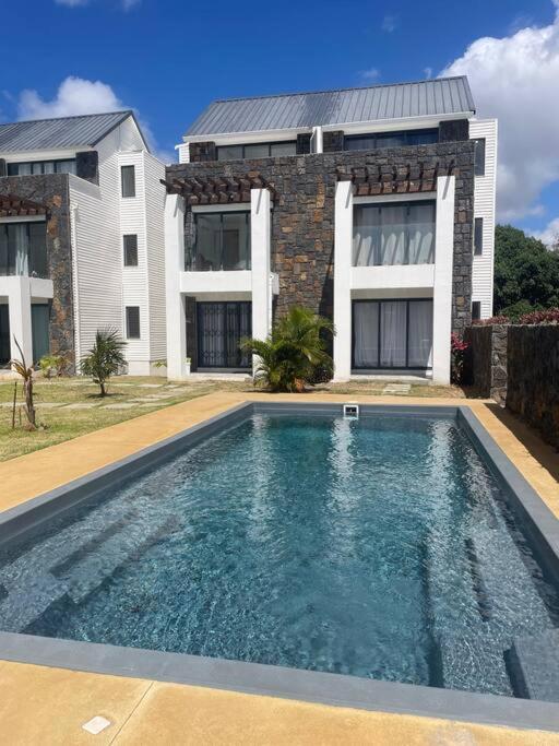 Cozy 3-bedroom Townhouse, 10mins Walk To - Rv6 Apartment