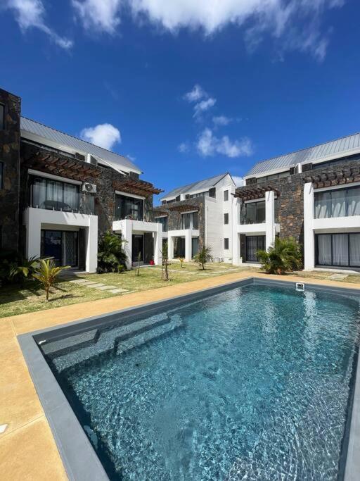 Apartment Cozy 3-bedroom Townhouse, 10mins Walk To - Rv6 *